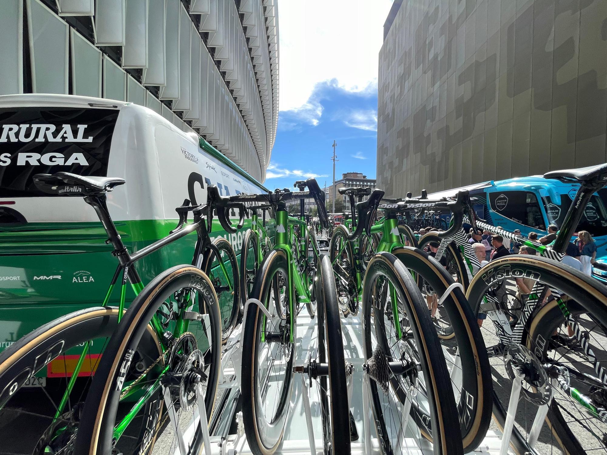 La Vuelta llega a Bizkaia: las imágenes del montaje en Bilbao