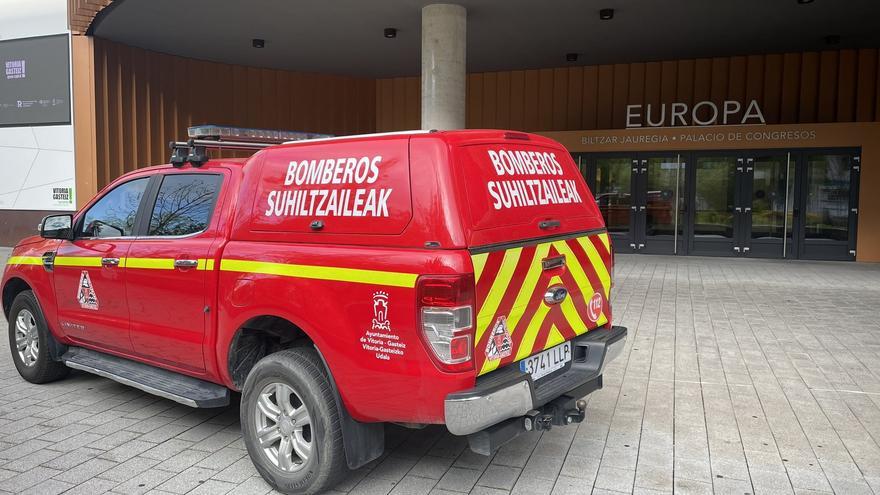 Los bomberos sofocan un incendio de una cocina en Zabalgana