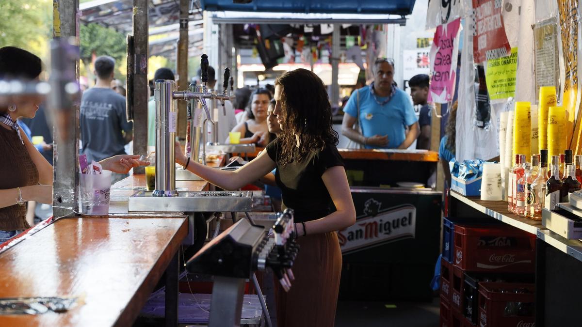 Voluntaria atiende a un cliente
