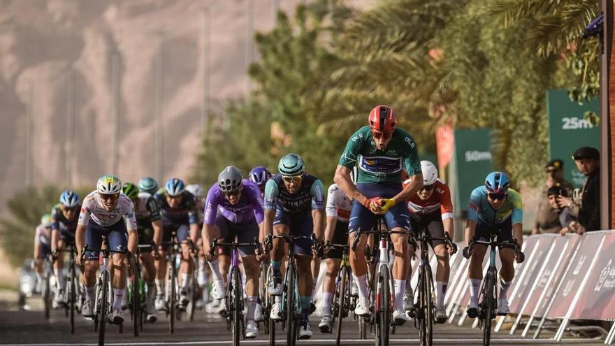 Milan luce músculo en el desierto