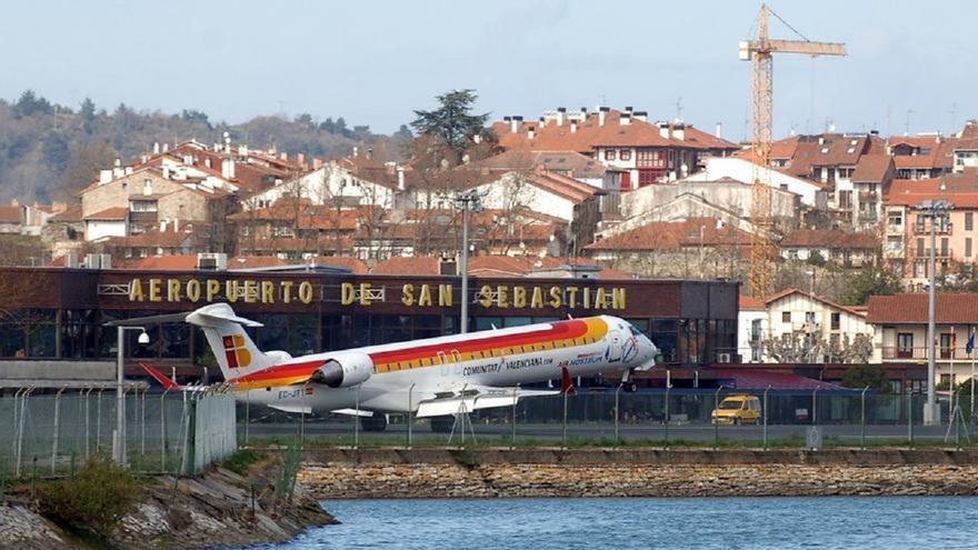 Baja un 7,1% el número de pasajeros en el aeropuerto de Donostia en septiembre