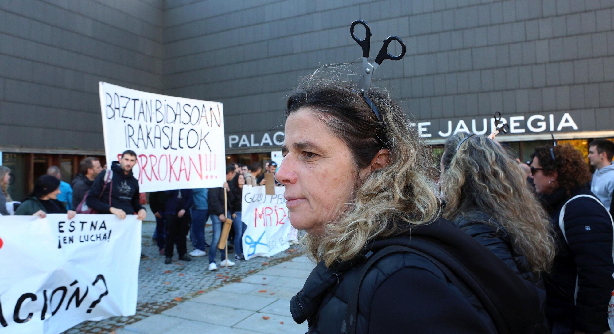 FOTOS | Momentos de tensión en la concentración de docentes de FP ante el Foro del Baluarte