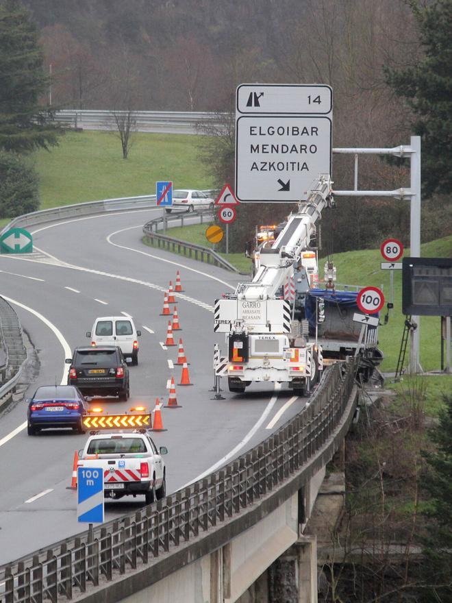 Una grúa retira un camión accidentado en la AP-8.