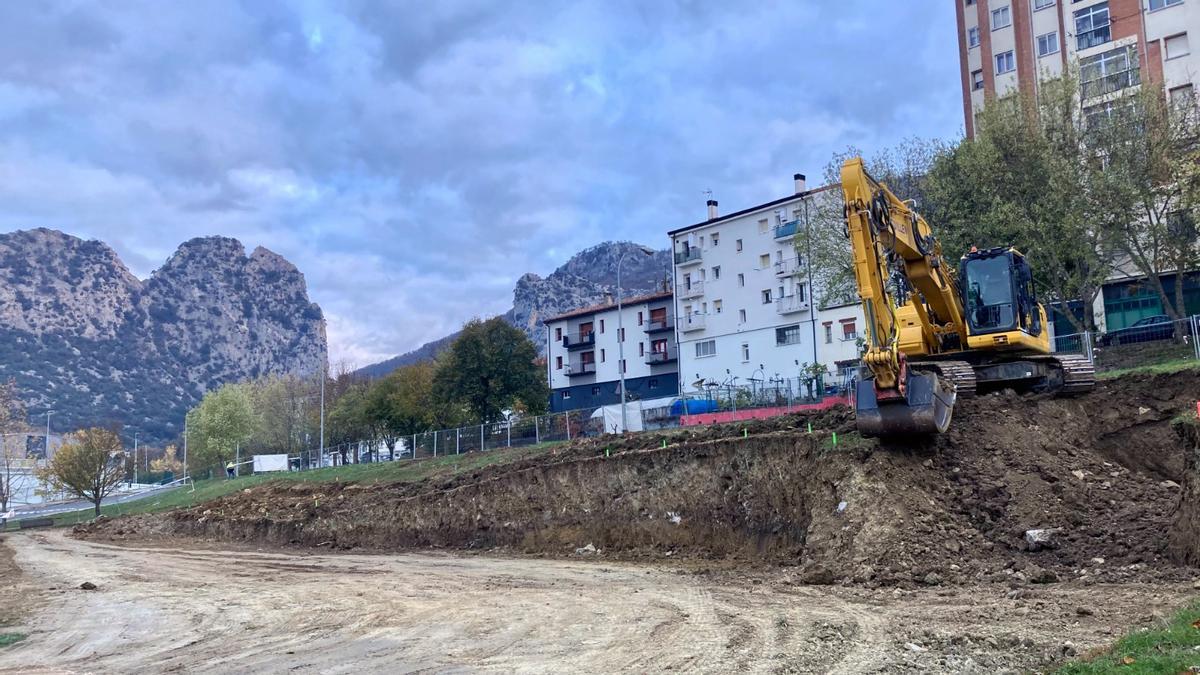 Las obras del punto limpio, en el polígono Akaborro, comenzaron la pasada semana.