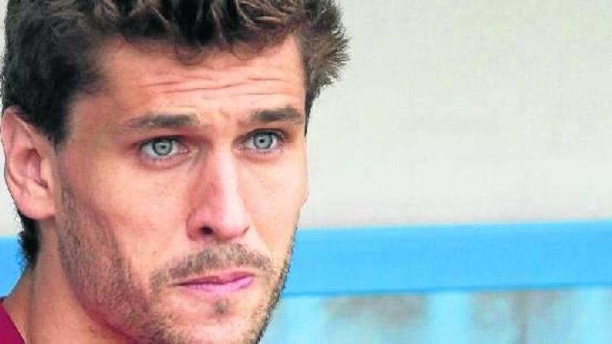 Fernando Llorente, el pasado jueves en el banquillo del estadio del Slaven en Koprivnica, donde el Athletic consiguió su pase a la última ronda previa de la Liga Europa.