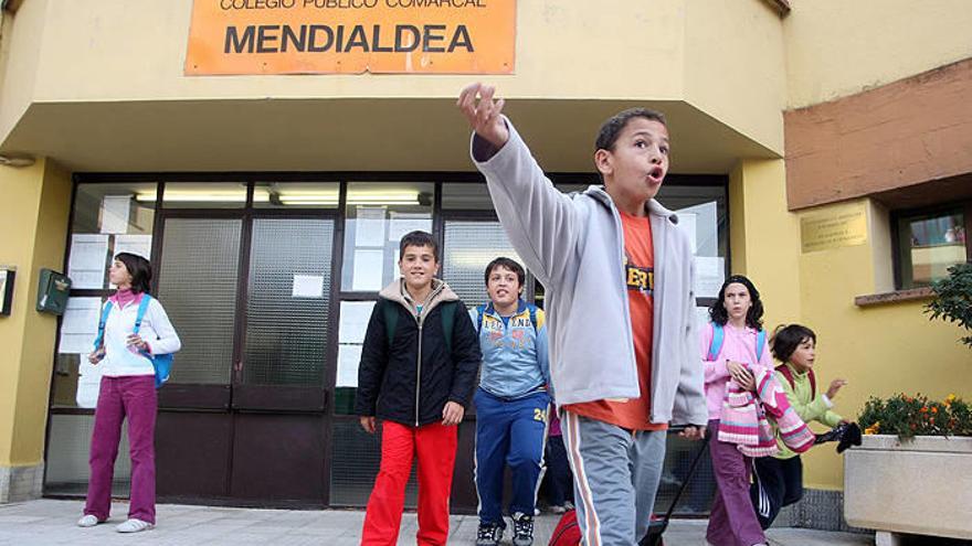 Alumnos del Mendialdea, saliendo del edificio.