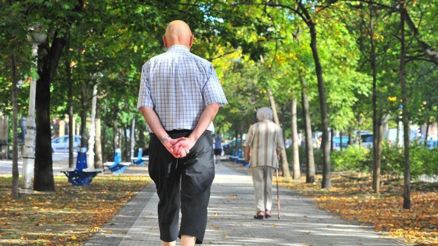 Caminar no basta a partir de los 60: el ejercicio que frena el envejecimiento, según Harvard