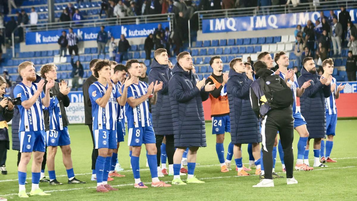 Los jugadores del Alavés agradecen el apoyo a la grada de Iraultza al finalizar un partido de esta temporada.