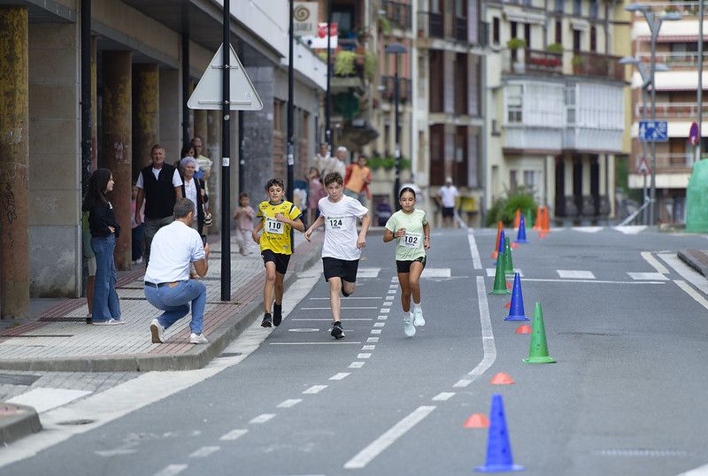 Castellers, gigantes y carrera popular en las Agorreko Santikutzak de Legazpi
