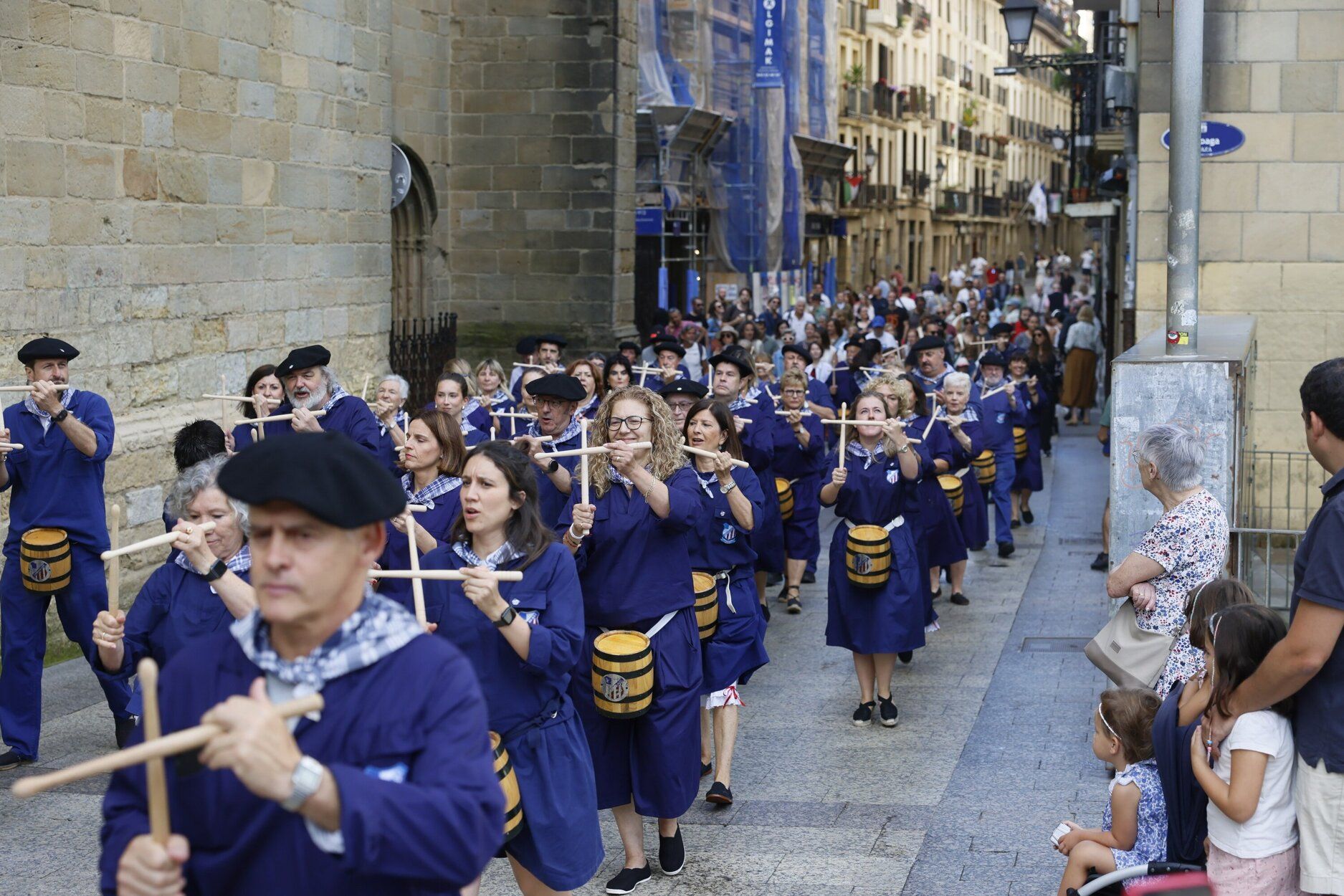 La tamborrada de San Ignacio de la sociedad Amaikak Bat desfila por la Parte Vieja