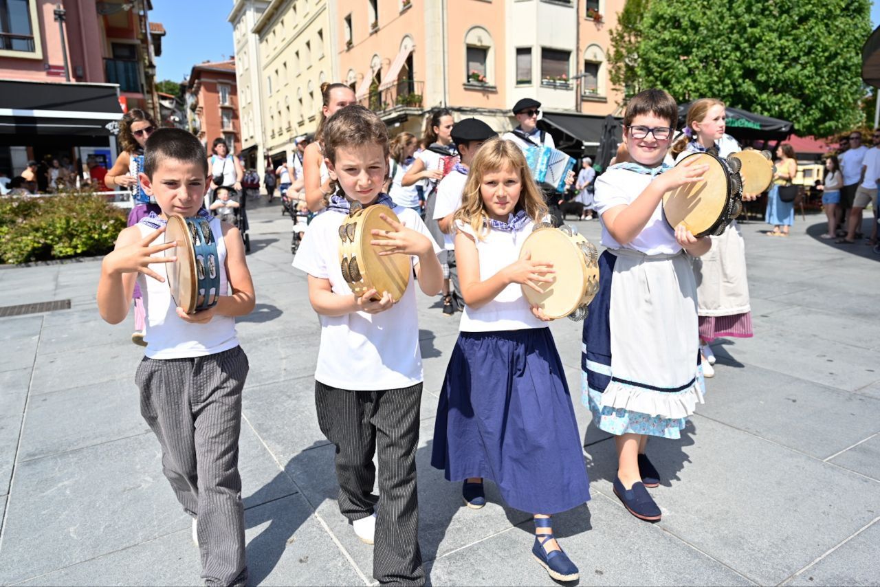 Gran ambiente en el desfile de la Euskal Jira de Irun