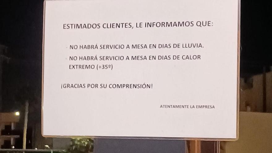 El cartel de un bar que prohíbe servir en terraza durante las olas de calor desata la polémica en redes