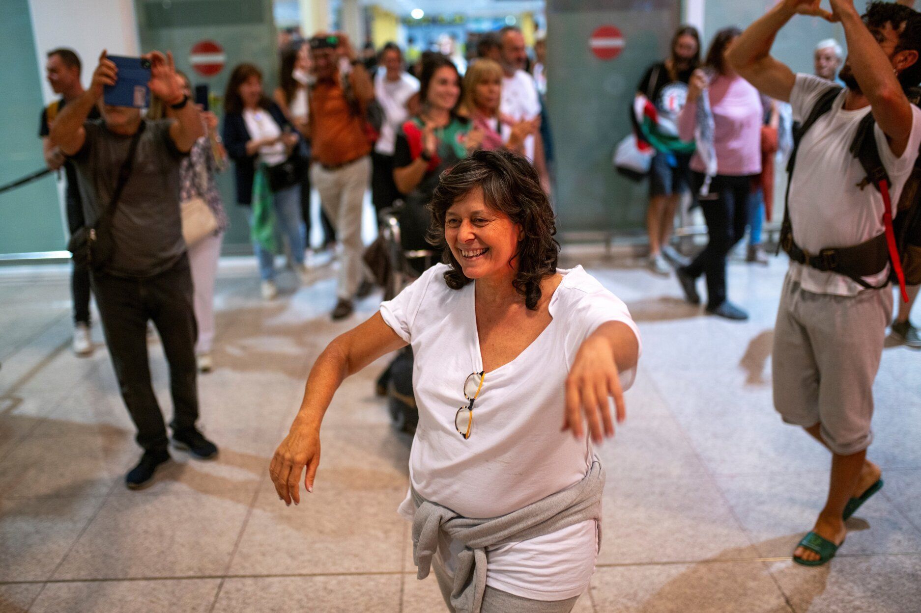 Llegada de los 27 integrantes de la flotilla a Gaza a los aeropuertos de Madrid, Bilbao y Barcelona