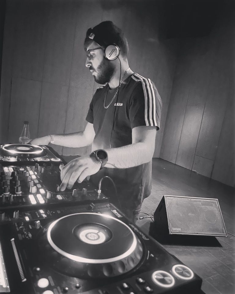 Inspirado por DJs como K-Style y Carlos Pérez, ha hecho de la música su lenguaje