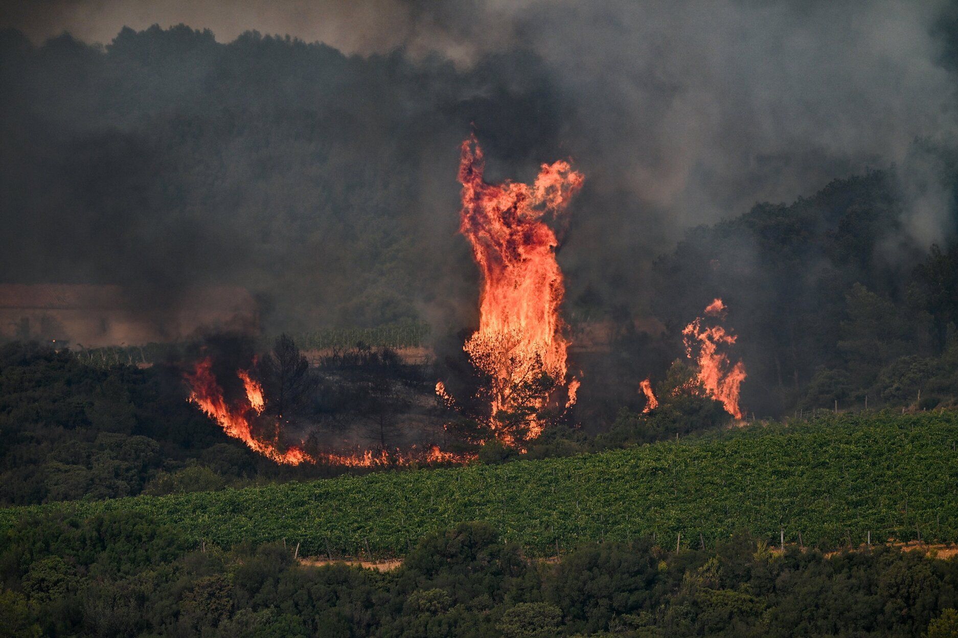Francia lucha contra uno de los peores incendios en medio siglo