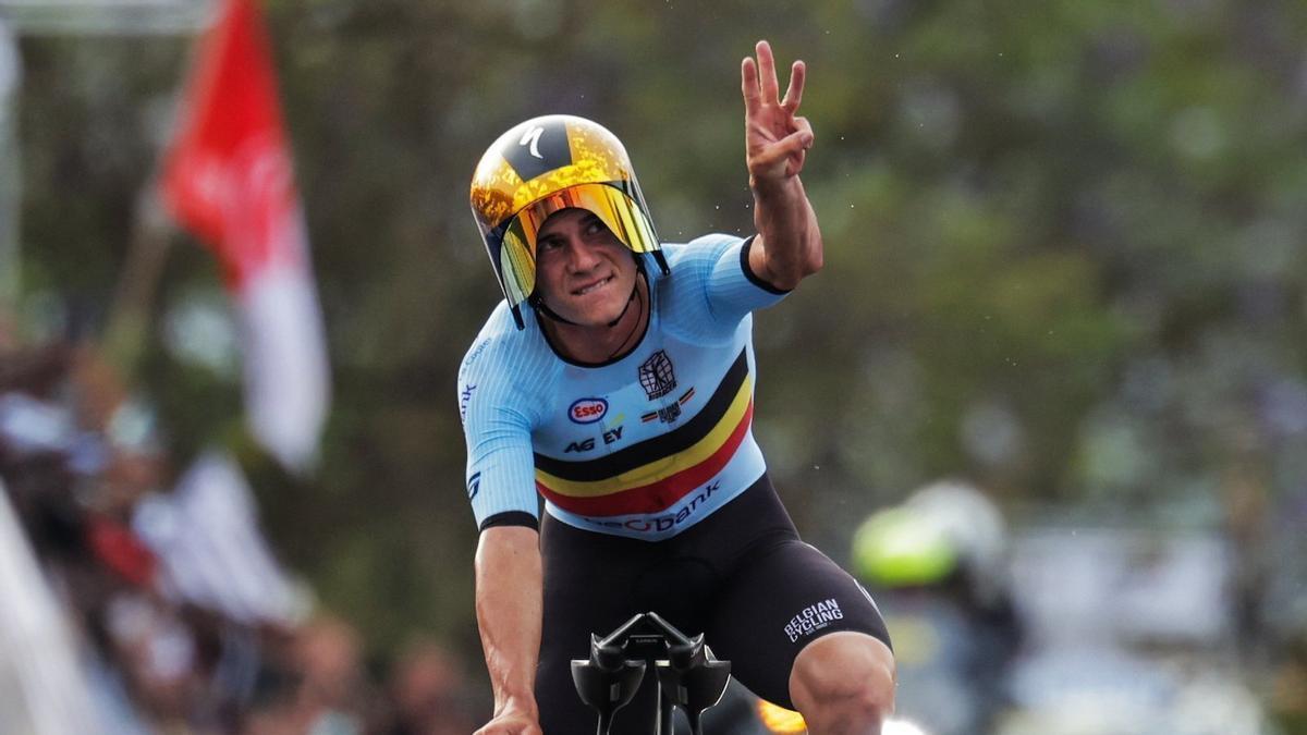 Evenepoel festeja su tercera corona en el Mundial de contrarreloj.