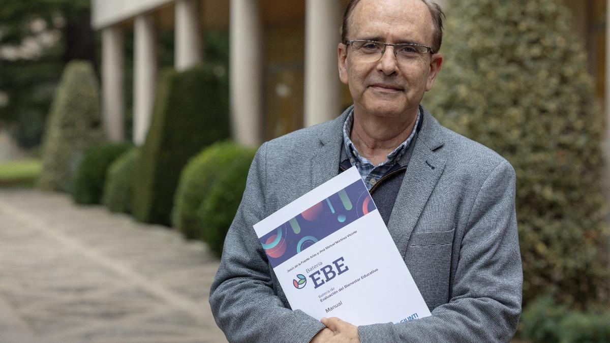 El catedrático Jesús de la Fuente con el manual de la Batería EBE.