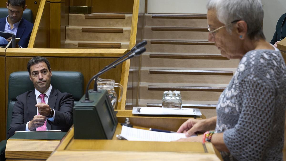 - La portavoz de los pensionistas Ana Mezo (d) es observada por el lehendakari Imanol Pradales.