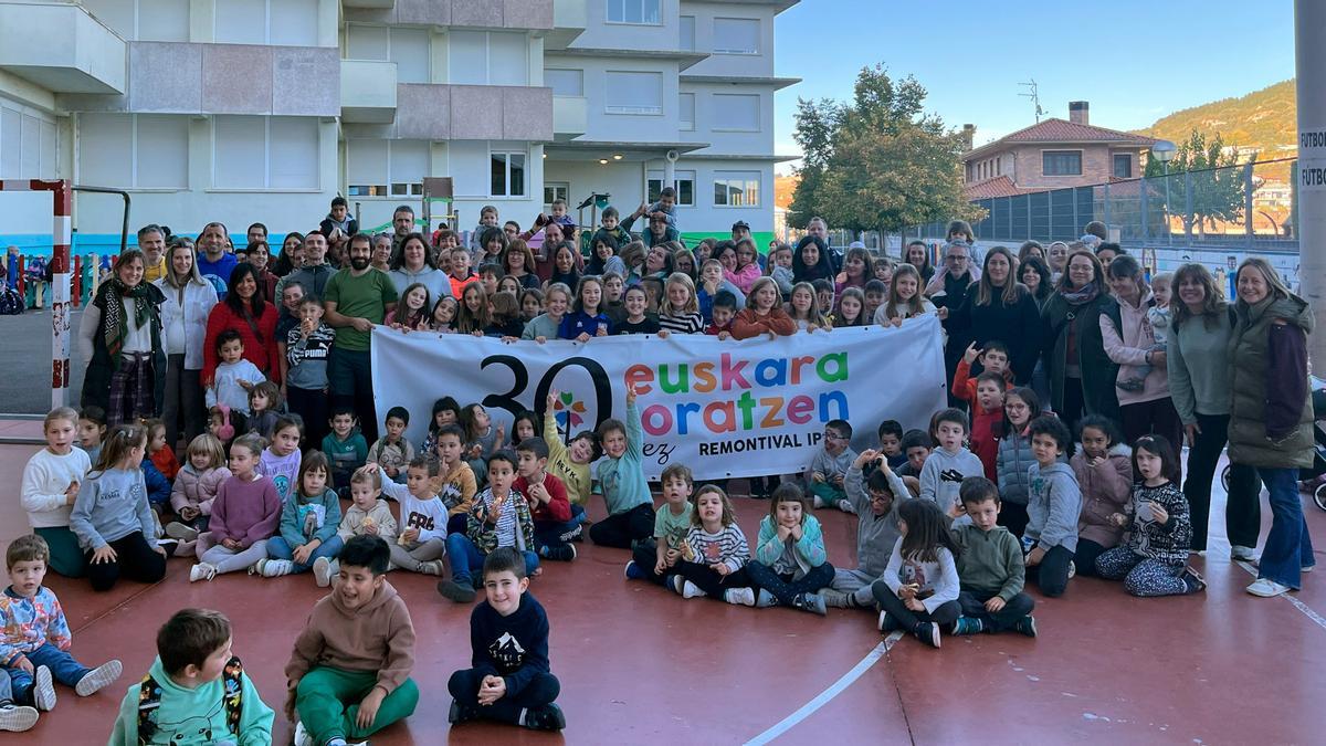 Foto de estudiantes y docentes en el patio de Remontival de Estella-Lizarra