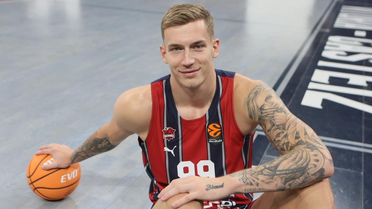 Samanic posa sobre el parqué del Buesa Arena para la entrevista concedida a DNA.