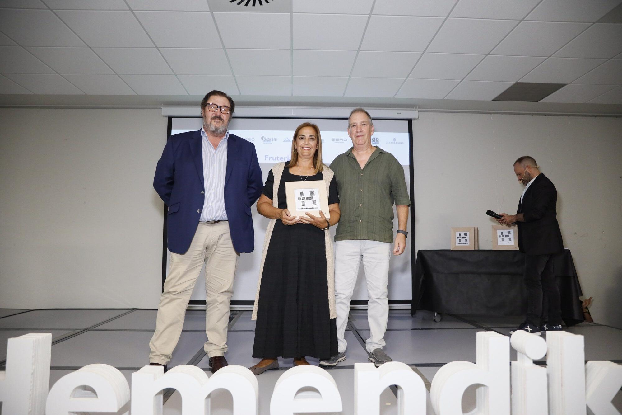 Antonio Seco, director de comercio y emprendimiento de la Cámara de Comercio, con Esther Santamera y Diego Palomino.