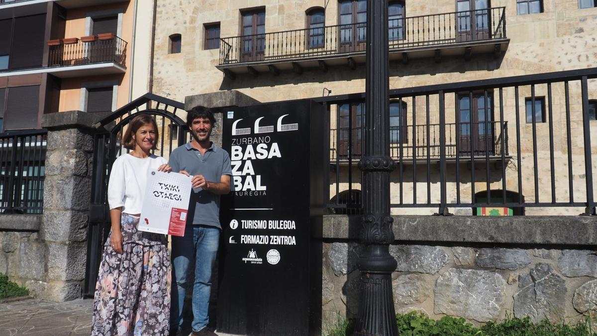 Nagore Alkorta y Jabi Buces presentaron el acuerdo entre el Ayuntamiento de Azpeitia y la Sociedad de Ciencias Aranzadi.