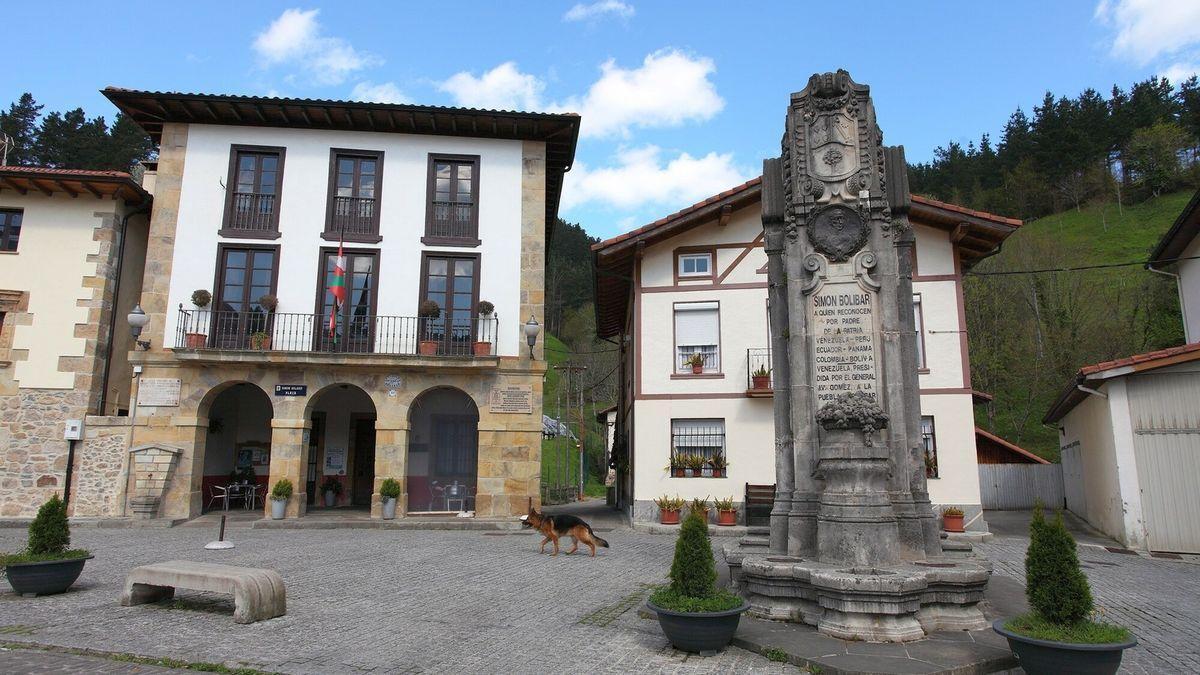 Monumento en la plaza de Bolibar.