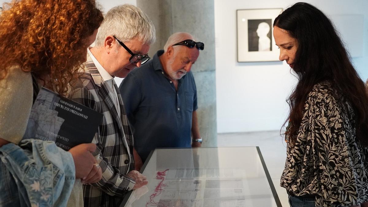 La artista Cecilia Zabaleta (a la derecha) presenta &#039;Diario a bordo. Cartografía interior&#039;