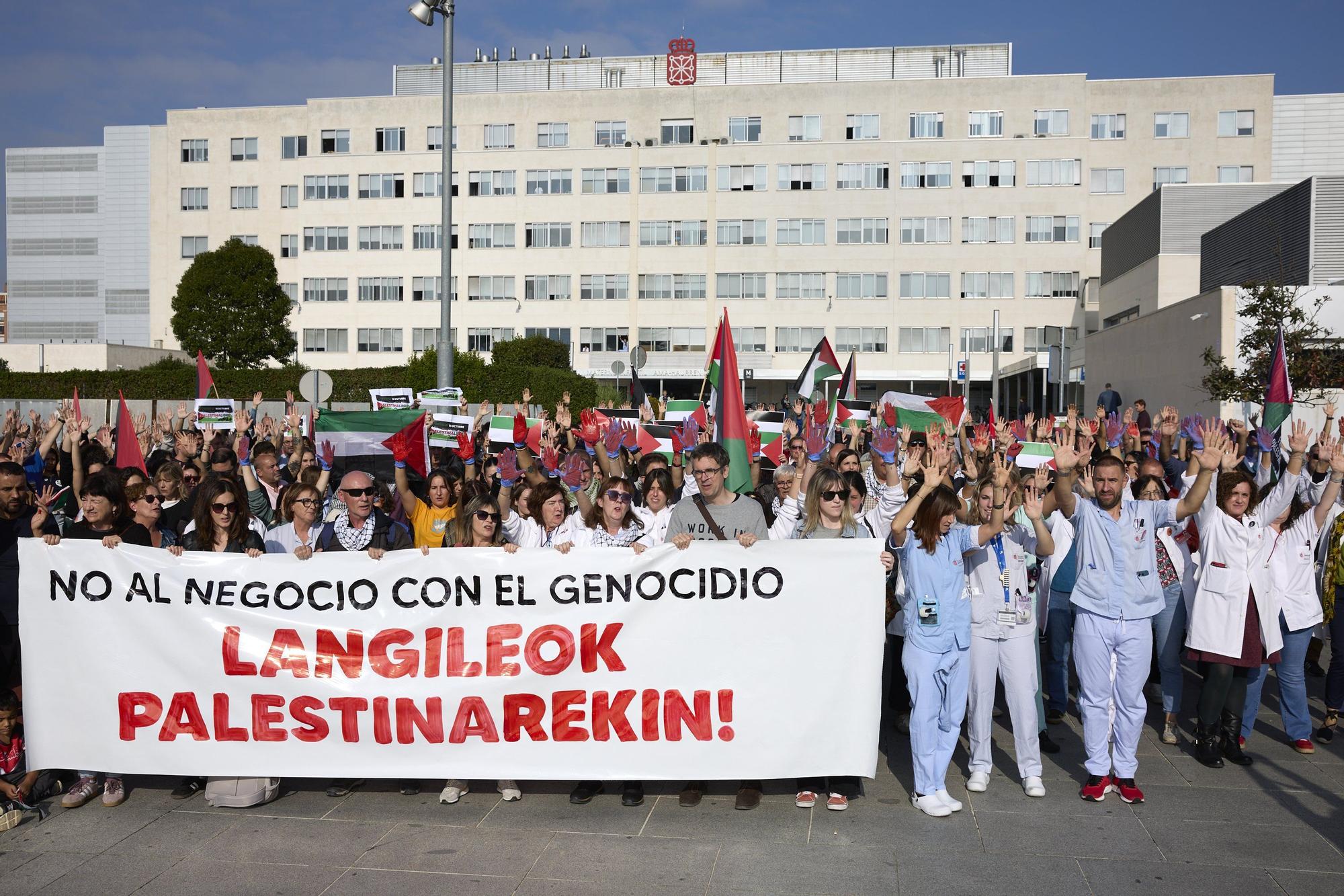 Concentración en el Complejo Hospitalario de Navarra en solidaridad con Palestina