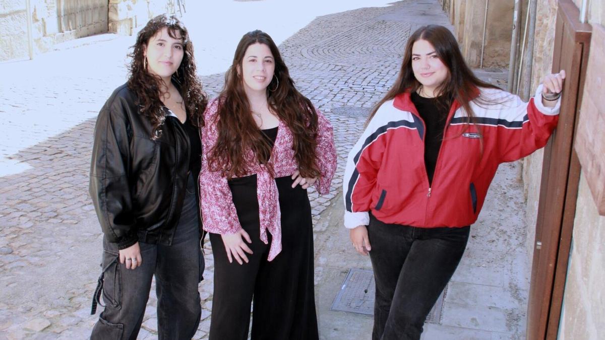María, Amaia Salinas y Alba Pérez, de Tuteran Jai en la calle Caldereros donde se va a celebrar la cena popular el próximo 27 de junio.