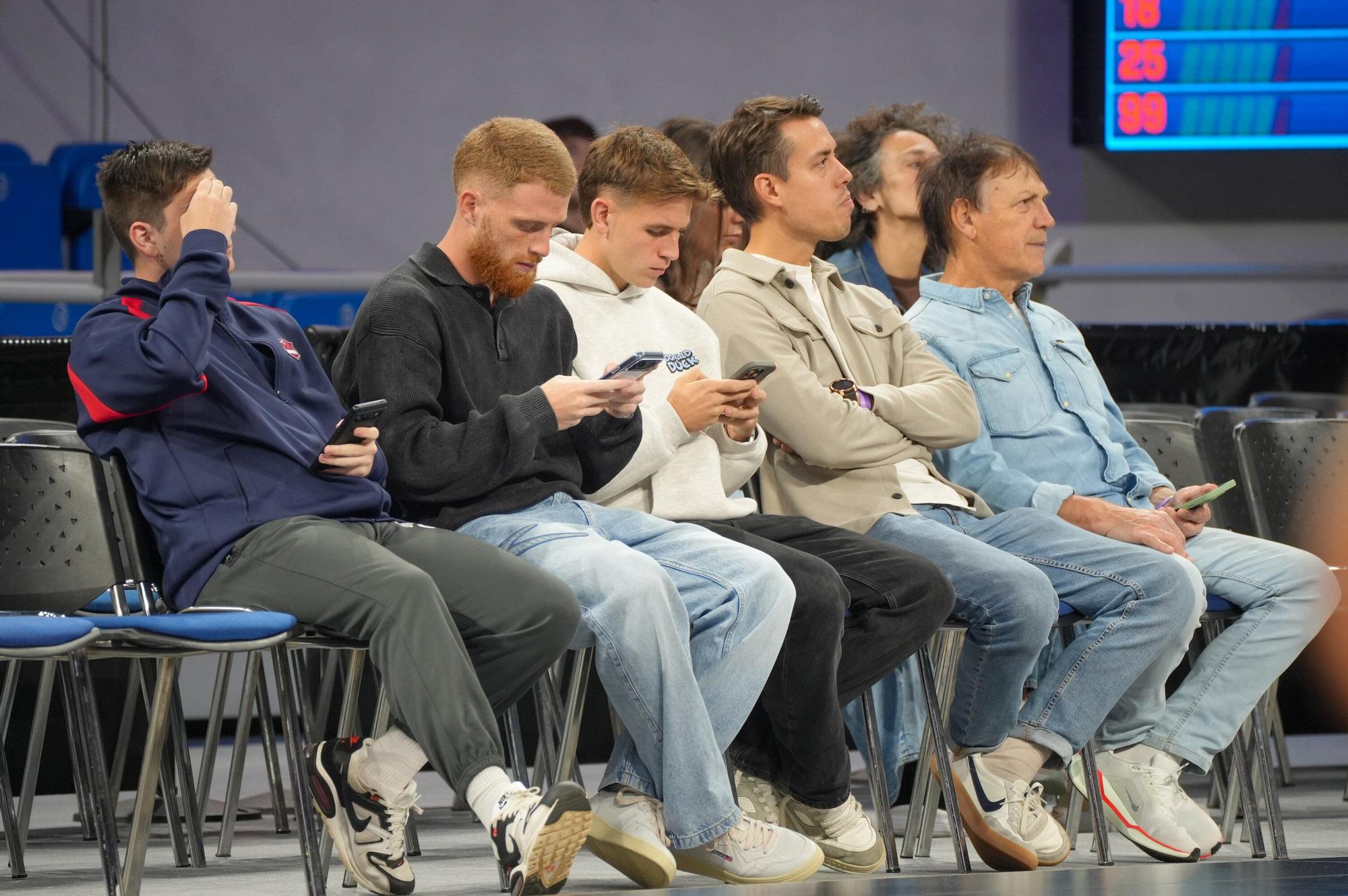 En imágenes: Ambientazo en el Baskonia-Panathinaikos (¡Búscate en las fotos!)