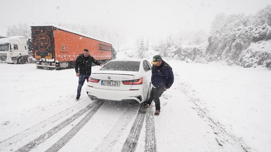 La nieve complica la circulación en Gipuzkoa: Etzegarate, cerrado
