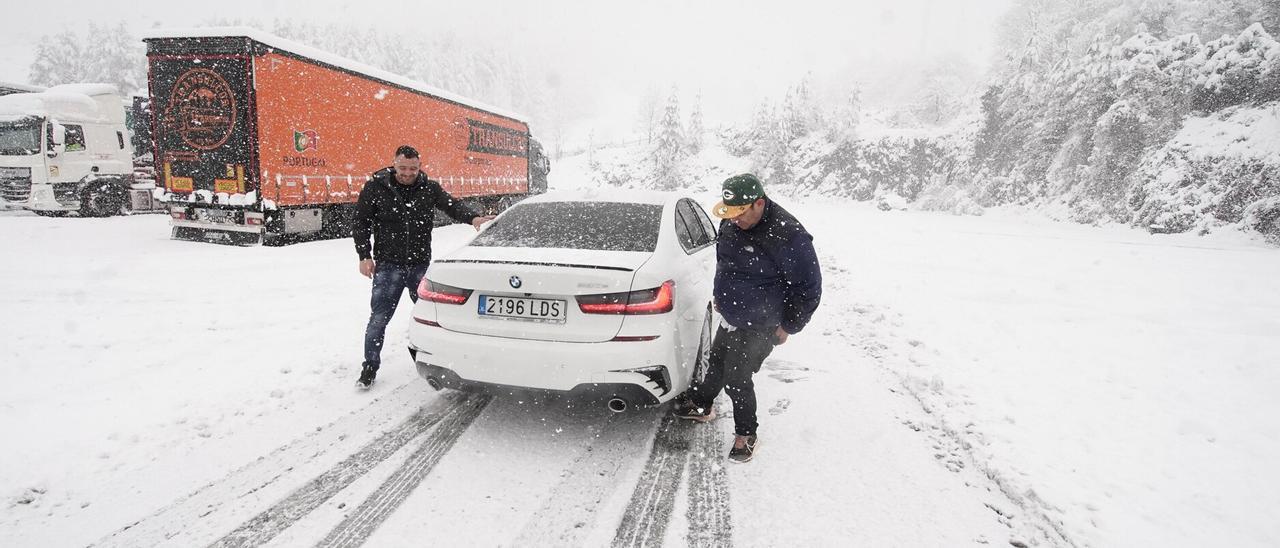 Nieve en el alto de Etzegarate