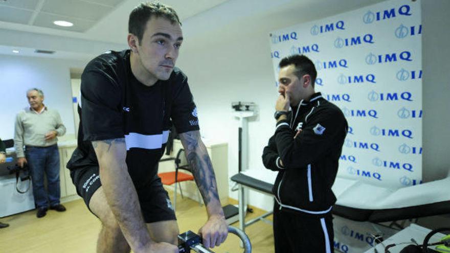 Los jugadores del Bilbao Basket, como Markota, pasan los reconocimientos médicos en las instalaciones del IMQ.