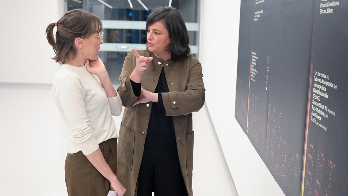 La directora de Cultura de la Diputación, Begoña de Ibarra, y la artista Ixone Sádaba.