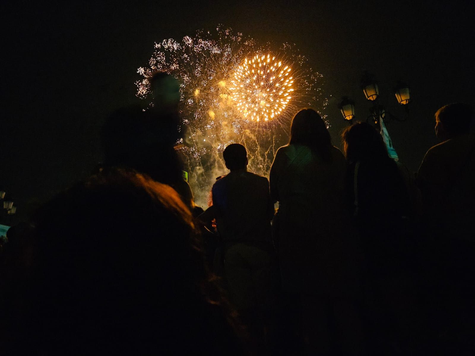 Fuegos artificiales de Artefogo Pirotecnia iluminan la noche de Aste Nagusia