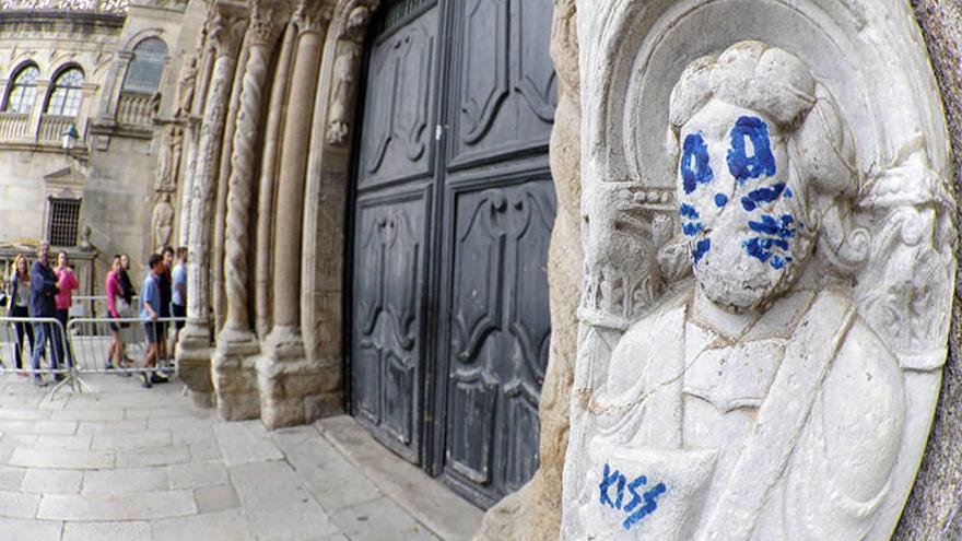 Utilizan técnicas de microláser para borrar la pintada de la catedral de Santiago