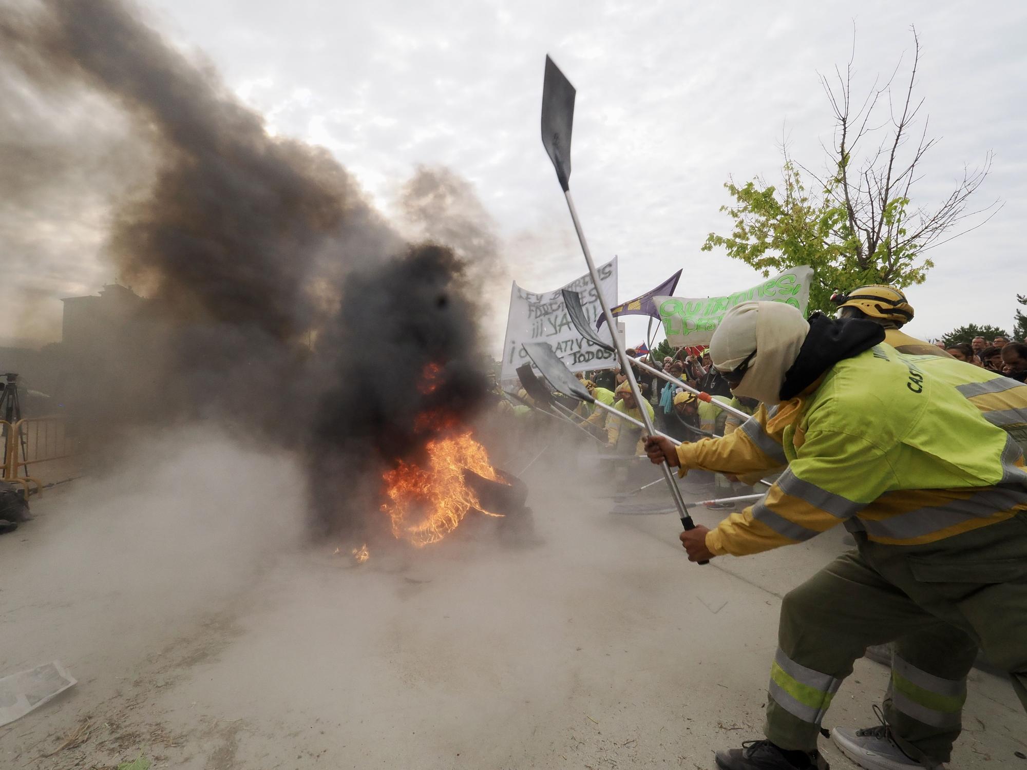 Bomberos forestales protestan frente a las Cortes de Castilla y León durante la comparecencia de Mañueco
