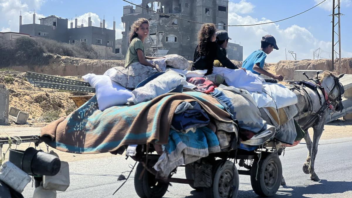 Vehículos circulan por la carretera costera utilizada por las personas desplazadas que evacuan la ciudad de Gaza hacia el sur, en Nuseirat, en el centro de la Franja de Gaza