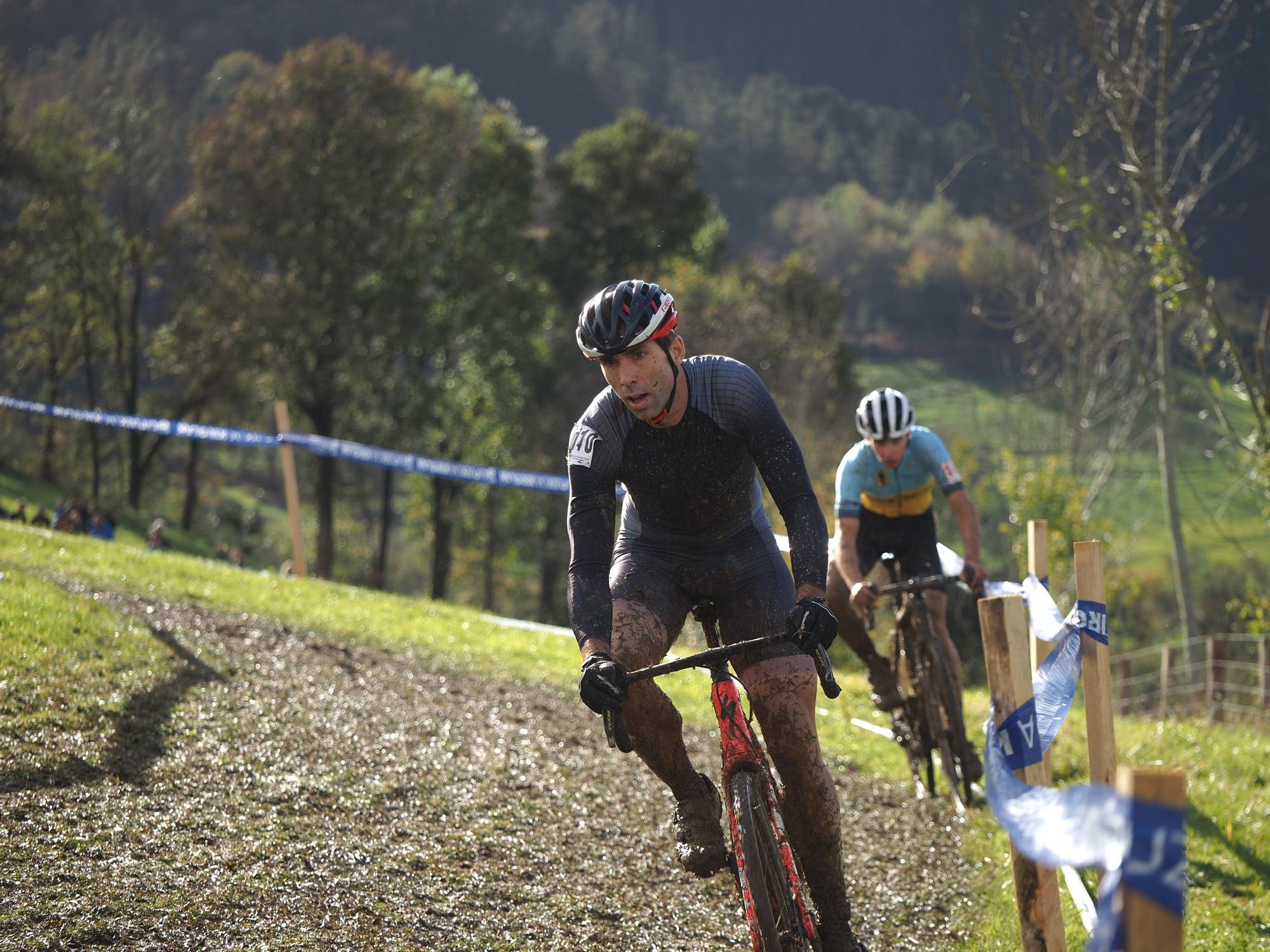 El barro se sumó al espectáculo de ciclocross en Elgoibar