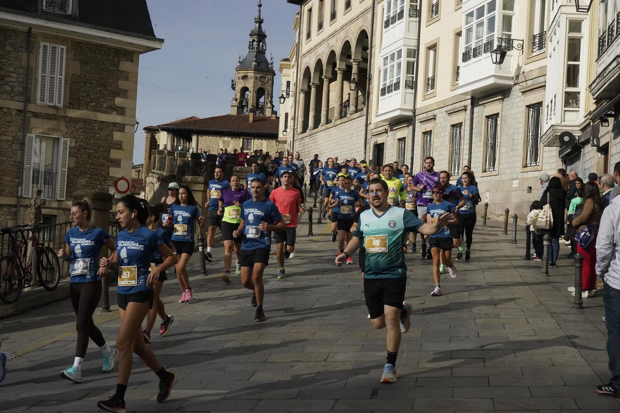 En imágenes: Miles de personas conquistan la Almendra de Gasteiz
