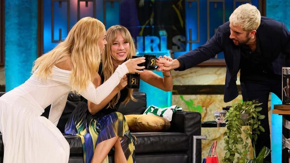 Mirela Balić, Ester Expósito y David Broncano, ayer en ‘La Revuelta’