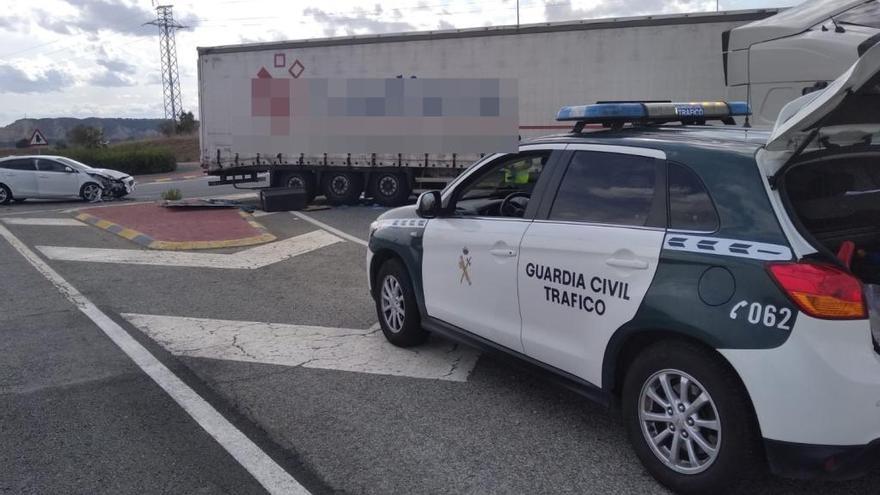 La Guardia Civil atiende a los implicados en el accidente.