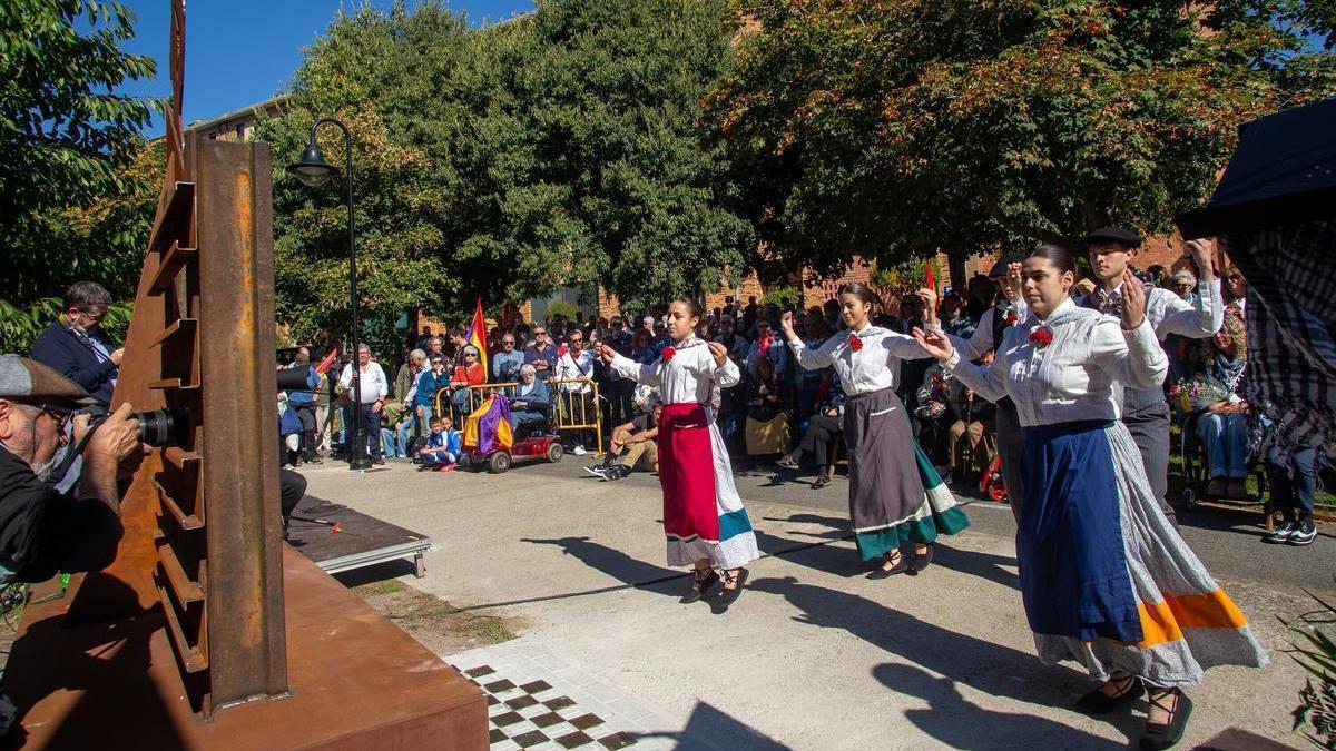 Inauguración del monumento en homenaje a las víctimas de la represión franquista en la Rochapea