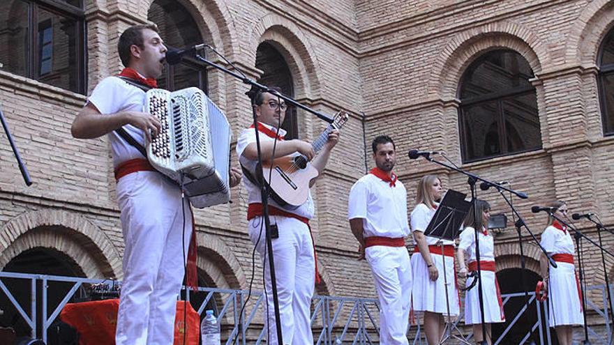 El grupo Voces Riberas, sobre el escenario de Castel Ruiz.