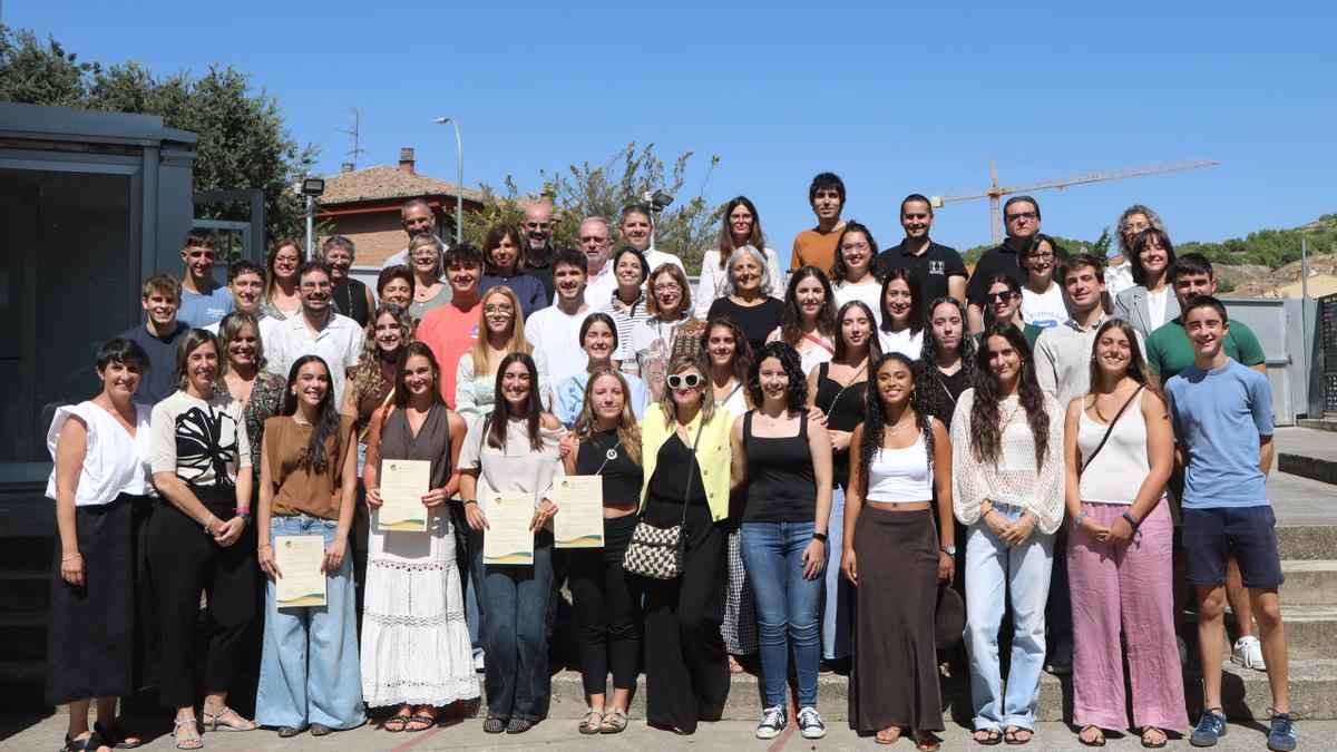 Foto de familia de los y las asistentes al acto organizado en el IES de Peralta