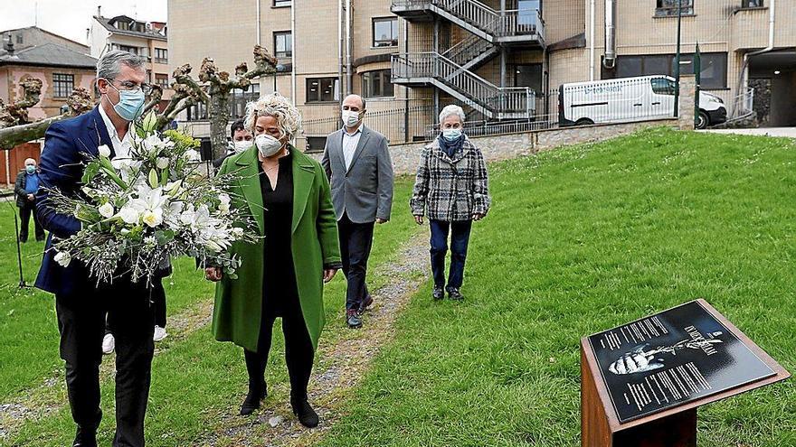 Markel Olano y Maite Peña, en el acto de homenaje a los residentes fallecidos que llevaron a cabo ayer en Zarautz. Foto: Efe