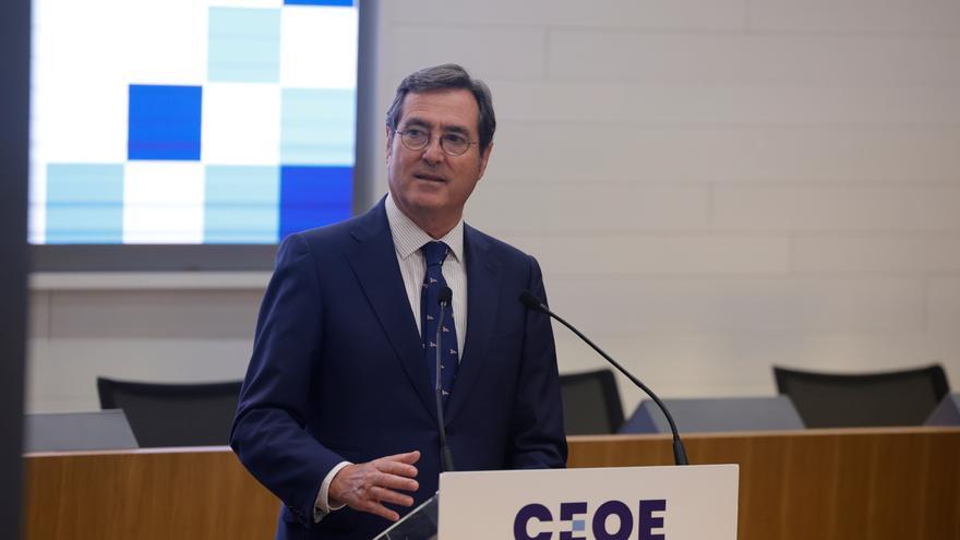 La CEOE pide exonerar al 100% las cotizaciones de los contratos para sustituir bajas médicas