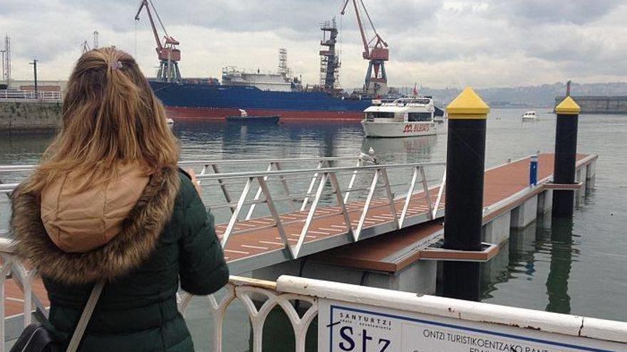 Una mujer observa el nuevo pantalán de Santurtzi, instalado frente a la cofradía de pescadores.