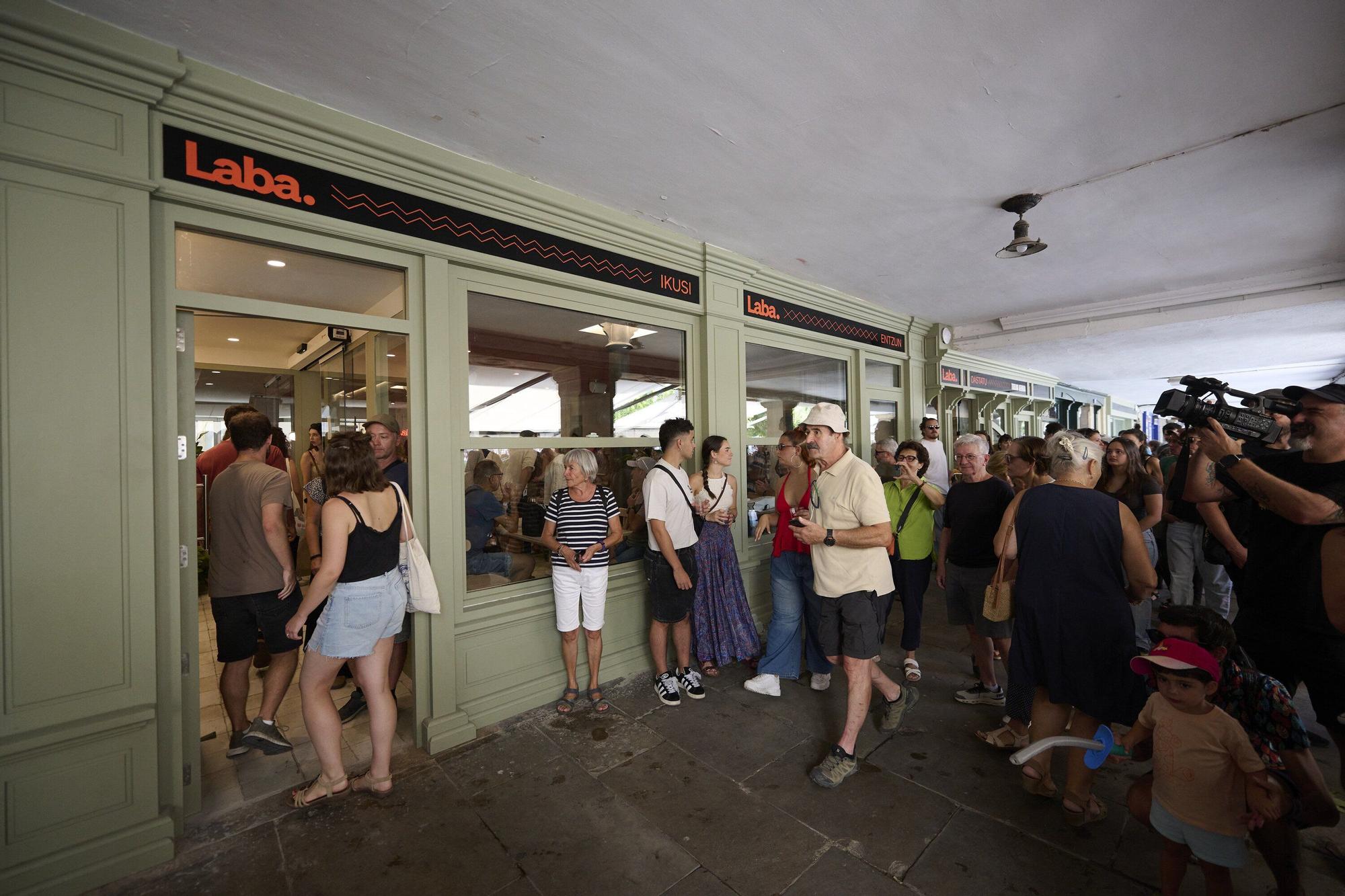 Fotos de la inauguración del bar Laba Elkartea en la Plaza del Castillo